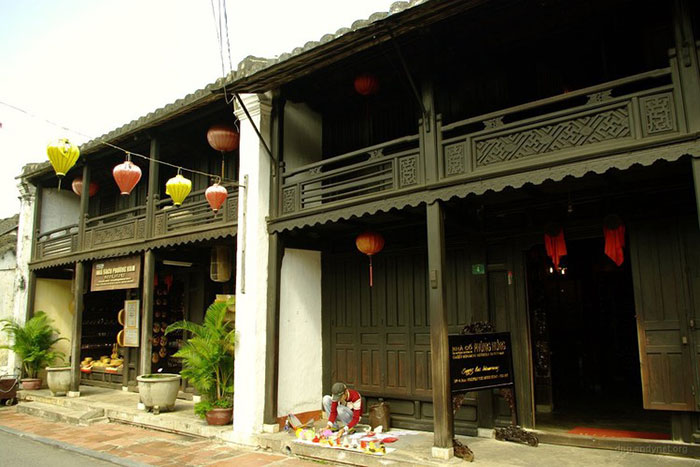 phung hung ancient house outside
